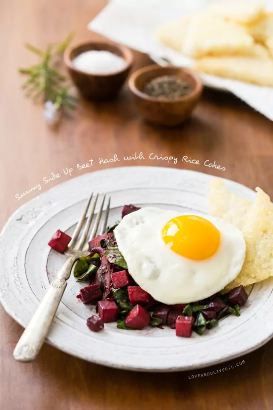 GENEKITCHEN – Sunny Side Up Beet Hash with Crispy Rice Cakes